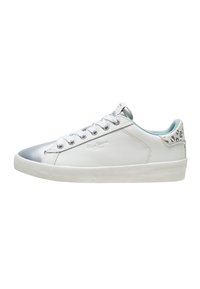 Zapatilla blanca con puntera metálica plateada, parte superior de cuero liso, cordones en la parte delantera, suela blanca texturizada y acentos en azul claro en el interior.