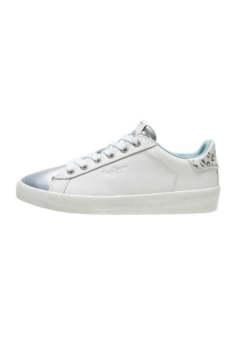 Zapatilla blanca con puntera metálica plateada, parte superior de cuero liso, cordones en la parte delantera, suela blanca texturizada y acentos en azul claro en el interior.