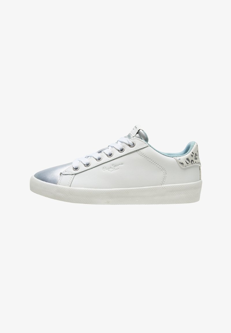 Zapatilla blanca con puntera metálica plateada, parte superior de cuero liso, cordones en la parte delantera, suela blanca texturizada y acentos en azul claro en el interior.
