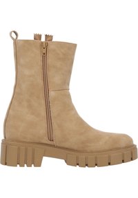 Bottine beige en fausse suède douce. Présente une fermeture éclair sur le côté, une semelle en caoutchouc épaisse et un design volumineux avec des accents striés.