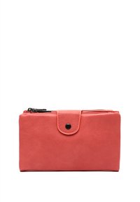 Korálová kožená peněženka s hladkou texturou, zipovým uzávěrem a klopou na patent. Obdélníkový tvar s elegantním designem.