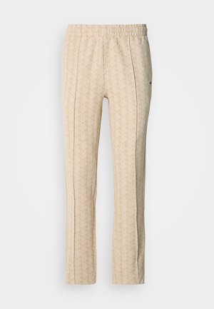 Beige broek met patroon en een elastische tailleband, voorzien van een geometrisch ontwerp en een klein groen logoaccent. Rechte pijpen.