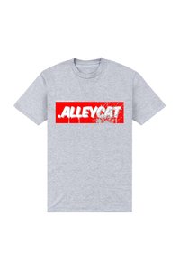 Šedé bavlněné tričko s krátkými rukávy. Na přední straně je výrazný červený grafický obdélník s textem ".ALLEYCAT" v bílém, opotřebovaném písmu.