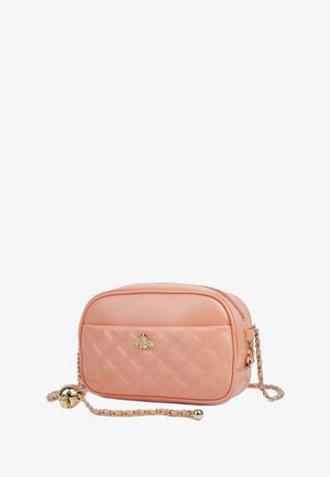 Skórzana torebka crossbody w kolorze brzoskwiniowym z pikowanym wzorem, złotym akcentem w kształcie pszczoły, łańcuszkowym paskiem oraz zapięciem na zamek. Gładka faktura i kompaktowy prostokątny kształt.