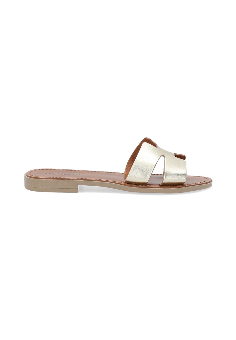 Goldfarbene Leder-Slidesandalen mit ausgeschnittenem Design, flacher brauner Sohle und beigem Fußbett. Sie verfügen über eine glatte metallische Oberfläche und sind ohne Verzierungen.
