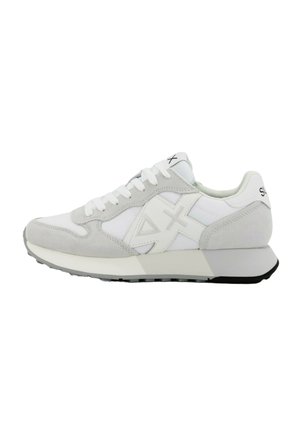 Sneaker bianca e grigio chiaro a taglio basso con chiusura frontale con lacci, logo geometrico sul lato, suola ammortizzata e testo "SUN" sulla linguetta del tallone.