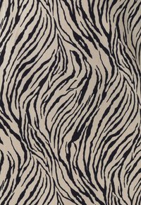 Kangas yang menampilkan latar belakang beige dengan garis zebra hitam yang tebal. Polanya bergelombang, menciptakan tekstur visual yang dinamis.