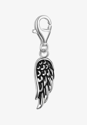 Sølvmetal charme med et detaljeret englevingsdesign og sorte accenter, fastgjort til en solid krabbe-lås for alsidighed.