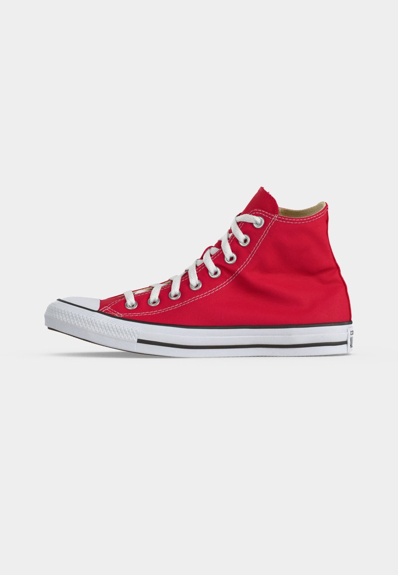 Sneaker alta rossa in tela con lacci bianchi, punta in gomma bianca e suola bianca con strisce nere, mostrata di profilo su sfondo bianco.