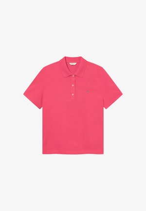 Lyserød kortærmet polo med krave, tre knapper og lille broderet logo på venstre bryst.