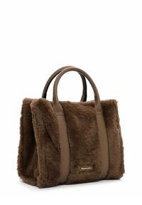 Sac à main en fausse fourrure marron avec des poignées en cuir, forme rectangulaire et accent en logo doré. Texture douce, design spacieux et structure robuste.