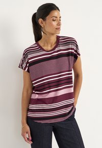 Kortærmet, stribet t-shirt i nuancer af burgunder, pink, sort og hvid. Har rund hals og afslappet pasform. Blød stoftekstur.
