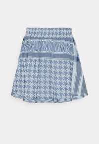 Falda azul con estampado, con cinturilla fruncida, que presenta diseños de pata de gallo y zigzag. Tejido ligero, forma acampanada y texturas variadas.