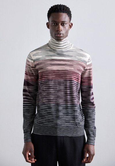 Stribet turtleneck trøje i nuancer af grå, crimson og hvid, lavet af et blødt strikket materiale, med en tætsiddende pasform og lange ærmer.
