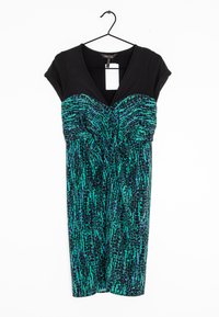 Schwarzes kurzärmliges Kleid mit V-Ausschnitt und grün-blauem abstraktem Muster, das in der Brustpartie Raffung aufweist und ein gerades Rockdesign hat.