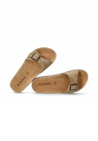 Dos sandalias beige de suave ante con una sola tira y hebilla de metal. Las plantillas son de corcho texturizado con la marca "LUNA".
