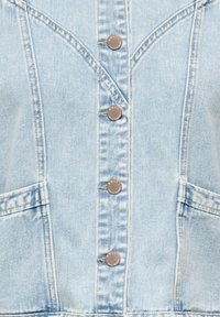 Lyseblå denimvest med forreste metal knapper mærket "ONLY Blue Denim" og to forlommer med synlig sømdetaljering.