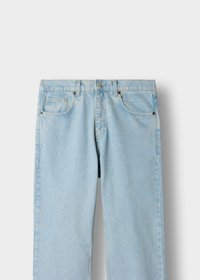 Lyseblå denimjeans med frontlommer, beltehemper og metallknappåpning mot en ensfarget hvit bakgrunn.