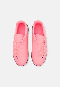 Nike Performance JR. PHANTOM GX 2 CLUB - Botines de fútbol para césped - sunset pulse/black