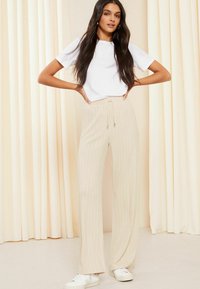 Friends Like These COSY  WIDE LEG  REGULAR FIT - Auduma bikses - mottled beige
