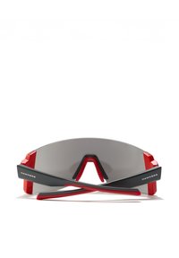 Sötétített, ívelt szürke lencséjű napszemüveg, piros-fekete műanyag kerettel, jellegzetes kivágásokkal és oldalsó márkajelzéssel.