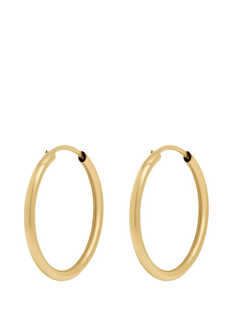 Guldörhängen i form av hoop med en slät, polerad yta, som har en cirkulär form och ett säkert lås för enkel användning.