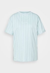 Gaiši zils T-krekls, kas izgatavots no kokvilnas, ar vertikālām baltām svītrām un izšūtu logo priekšpusē. Īsas piedurknes un apaļa kakla izgriezums.