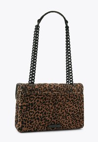 Borsa a tracolla con stampa leopardata marrone e nera, dotata di pattina superiore trapuntata e spallaccio a doppia catena nera.