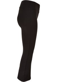 Fekete leggings, amelyek testhez álló kialakításúak, széles derékpánttal és sima anyaggal. Nincs jelentős minta vagy fémszerelvény. Egyszerű, letisztult forma.