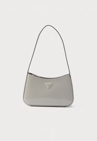 Borsa a tracolla in pelle verniciata grigia con design curvo, rifiniture nere e targhetta logo argentata sul davanti. Tracolla regolabile per un uso versatile.