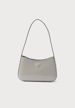 Borsa a tracolla in pelle verniciata grigia con design curvo, rifiniture nere e targhetta logo argentata sul davanti. Tracolla regolabile per un uso versatile.