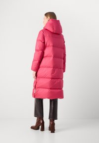 Marc O'Polo COAT FIXED HOOD WELT POCKETS SIDE SLITS BACKPACK BELTS - Páperový kabát - sundown