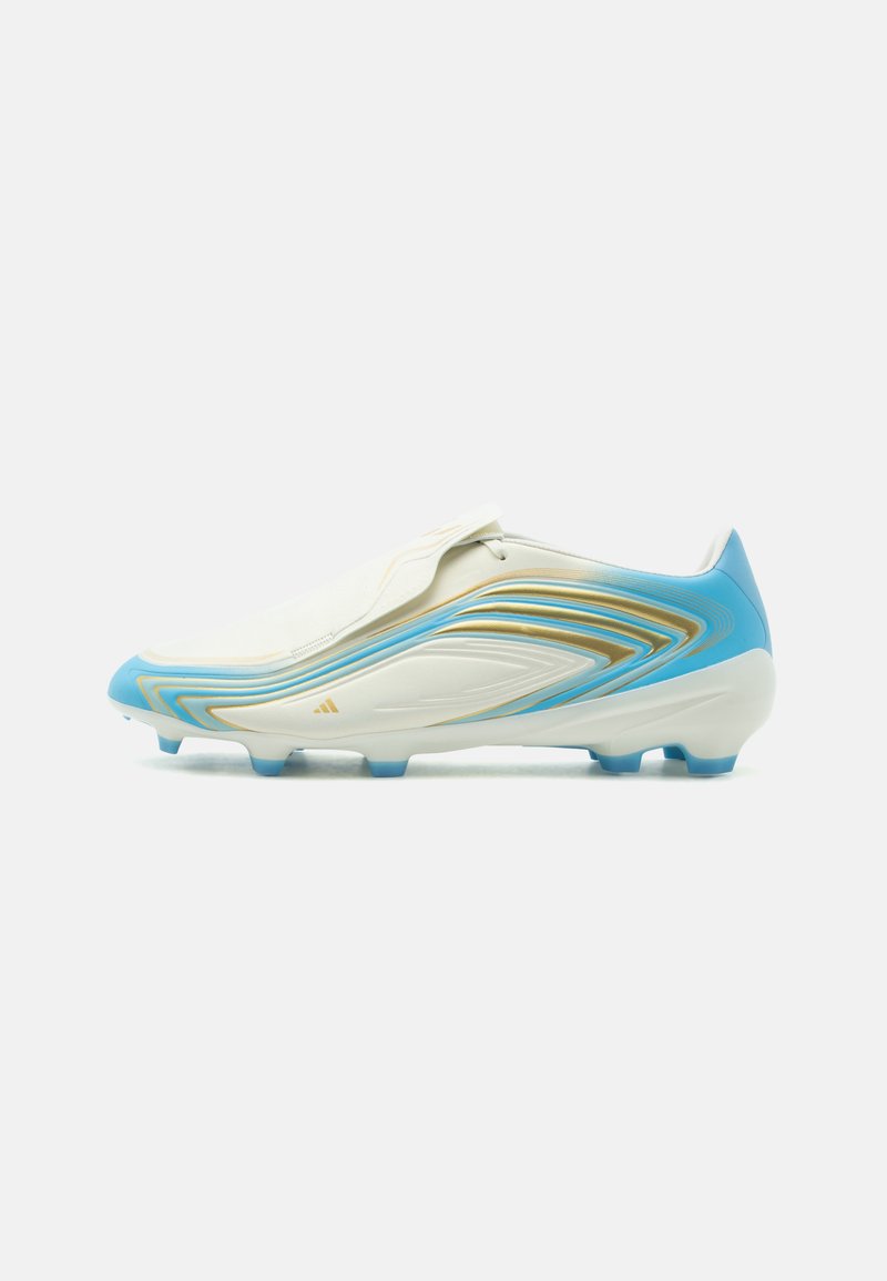Chaussure de football blanche et bleue avec accents dorés, crampons moulés et lacets couverts, vue de côté extérieur sur fond blanc.