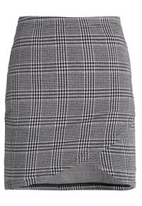 Jupe mini à carreaux noir et blanc avec un design drapé, présentant un avant enroulé et un tissu texturé. La ceinture est lisse et les bords sont ourlés.