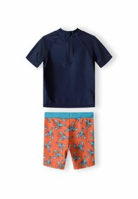 Un t-shirt de protection marine à manches courtes, associé à un short de bain orange avec un motif de homard en bleu. Ceinture élastique avec un accent bleu clair.