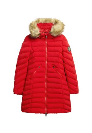 Abrigo acolchado rojo con capucha con borde de pelo, diseño acolchado horizontal, dos bolsillos frontales con cremallera y un parche de logo en el brazo izquierdo. Cierre con cremallera.