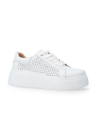 Weiße Ledersneaker mit perforierten Seitenpanelen, flacher weißer Sohle und runder Zehenpartie. Verfügt über weiße Schnürsenkel und dezente Hardware-Details.