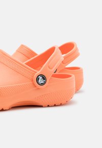 Crocs CLASSIC - Mulas - papaya