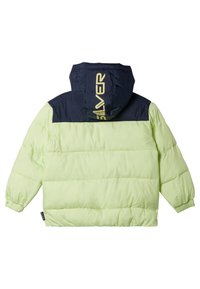 Padded jacket s kapucí; tělo limetkově zelené barvy a ramena námořnické modré. Na zadní straně se nachází žluté logo "SILVER". Elastické manžety a lem.