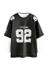 Mustvalge kihiline pika puhviga särk, mille esiküljel on trükitud "New York" ja number 92, ning õlgadel number 92.