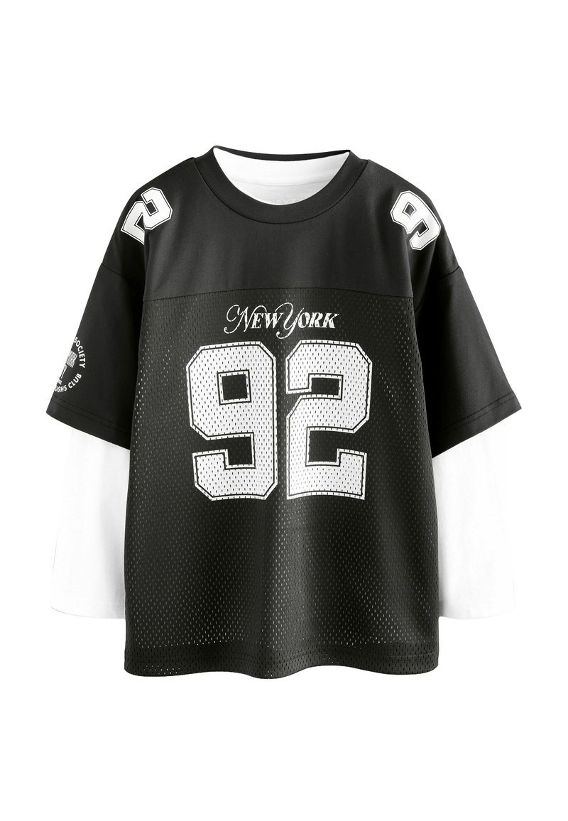 Mustvalge kihiline pika puhviga särk, mille esiküljel on trükitud "New York" ja number 92, ning õlgadel number 92.