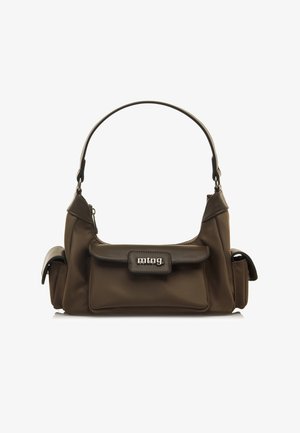 Borsa a spalla in nylon marrone con struttura rigida, manico superiore e tasca frontale con chiusura a scatto e dettaglio del logo metallico.