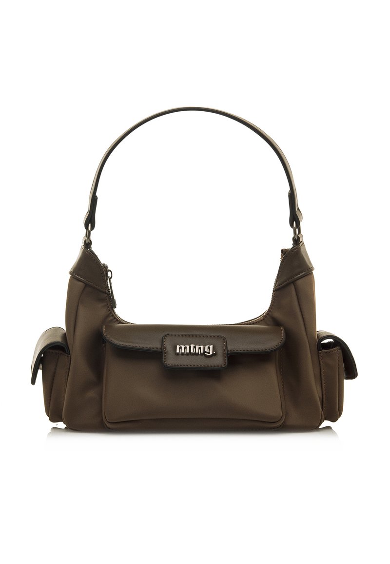 Sac à épaule en nylon marron avec un corps structuré, une poignée supérieure et une poche avant dotée d'une fermeture à pression et d'un détail logo métallique.