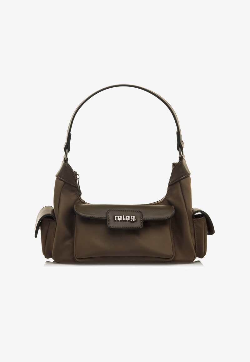 Sac à épaule en nylon marron avec un corps structuré, une poignée supérieure et une poche avant dotée d'une fermeture à pression et d'un détail logo métallique.