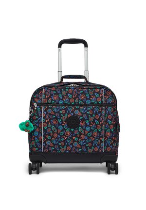 Maleta negra con ruedas con patrón colorido de bolas deportivas y raquetas, asa extensible, bolsillo frontal y llavero de mono peludo azul verdoso.