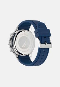 Nautica kronograafia kell, millel on hõbedane roostevabast terasest korpus, sinine silikoonist rihm ja ümmargune hõbedane kellanäidik, millel on graveeritud märgised.