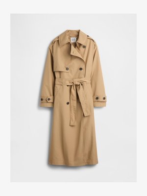 Trench coat bege feito de tecido leve, apresentando um design de dupla abotoadura, cintura com cinto e epaulettes nos ombros.