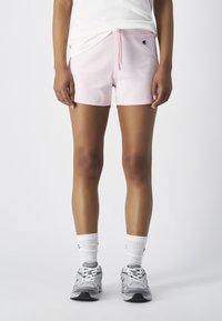 Helle rosa Baumwollmischung-Shorts mit elastischem Bund und Kordelzug. Mit kleinem Logo am linken Oberschenkel, glatter Textur und lässiger Passform.