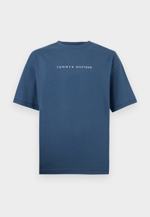 T-shirt blu in cotone a maniche corte con la scritta "TOMMY HILFIGER" e piccolo logo a bandiera rossa, bianca e blu centrato sul petto.