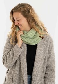 Knit Factory COCO - Colsjaal - sage green